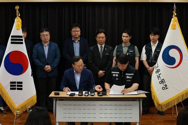 20일 경기도 수원시 장안구 경기고용노동청에서 열린&nbsp;삼성전자&nbsp;임금협상을 마친 후 여명구&nbsp;삼성전자&nbsp;DS(디바이스솔루션·반도체 사업 담당) 피플팀장과 최승호 삼성그룹 초기업노동조합&nbsp;삼성전자지부 위원장이 잠정&nbsp;합의안에 서명하고 있다.[사진=연합뉴스]
