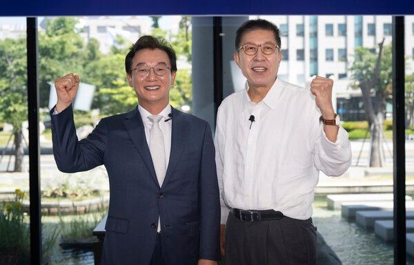 &nbsp;18일 오전 부산 남구 국립부경대 대연캠퍼스에서 열린 국제신문 주최 부산시장 후보 토론회에서 더불어민주당&nbsp;전재수&nbsp;후보와 국민의힘&nbsp;박형준&nbsp;후보가 토론 시작 전 기념 촬영을 하고 있다. [사진=국제신문 제공. 재판매 및 DB 금지]&nbsp;