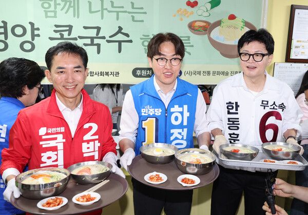 국민의힘&nbsp;박민식(왼쪽부터), 더불어민주당&nbsp;하정우, 무소속&nbsp;한동훈&nbsp;부산 북구갑 국회의원 보궐선거 후보가 21일 부산 북구 남산정종합사회복지관에서 열린 콩국수 나눔 행사에 참석해 콩국수 배식 봉사를 하고 있다. [사진=연합뉴스]
