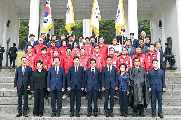 국립영천호국원 참배로&nbsp;본격적인 유세 일정을 시작한 국민의힘 후보들 / 사진=이철우 경북도지사 후보 캠프