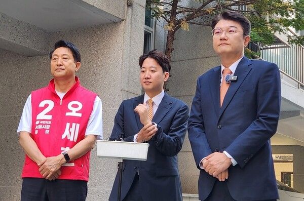 국민의힘 오세훈 서울시장 후보(왼쪽부터), 개혁신당 이준석 대표 및 김정철 서울시장 후보가 16일 서울 노원구 공릉동의 한 원룸을 방문해서 청년 주거 현장 간담회를 가진 뒤 백브리핑하고 있다. [사진=연합뉴스]