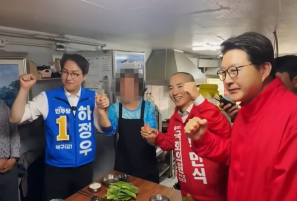 6·3재보궐선거 부산 북갑에 출마한 하정우 민주당 후보와 박민식 국민의힘 후보가 22일 만덕동의 한 식당에서 만나 기념촬영을 하고 있다. 가장 오른쪽은 신동욱 국민의힘 최고위원.[박민식 후보 SNS]