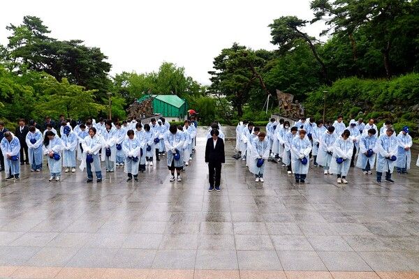 더불어민주당 박희정 포항시장 후보를 비롯한 선거본부 관계자 및 선거운동원들이 북구 학산동 충혼탑을 찾아 순국선열과 호국영령의 희생을 기리고 있다. / 사진=박희정 포항시장 후보 캠프