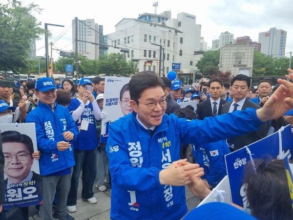 더불어민주당 정원오 서울시장 후보가 공식 선거운동 첫날인 21일 서울 성동구 왕십리역 광장에서 출정식에 참석하고 있다. [사진=김민주 기자]