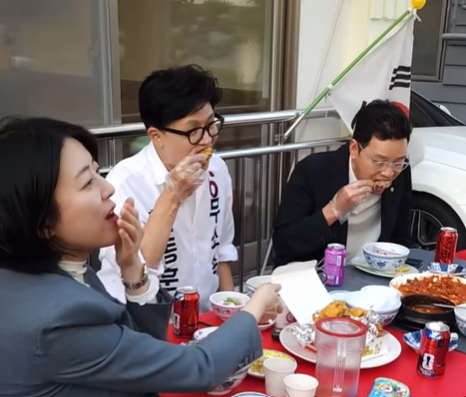 한동훈 무소속 후보와 배현진·박정훈·고동진 등 친한계 의원들이 지난 19일 부산 북구의 한 식당에서 치킨을 먹고 있다.[사진=한동훈 후보 SNS]