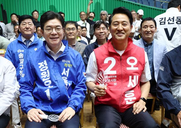 더불어민주당&nbsp;정원오&nbsp;서울시장 후보와 국민의힘&nbsp;오세훈&nbsp;서울시장 후보가 16일 서울 잠실 실내체육관에서 열린 2026서울시민체육대축전에 참석해 있다. [사진=연합뉴스]