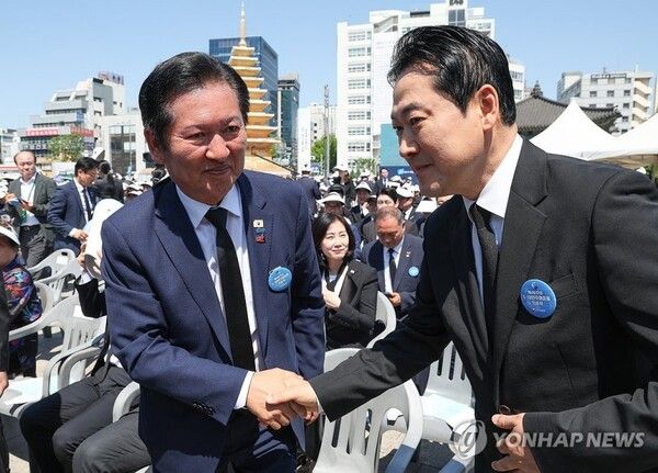 민주당 정청래 대표와 국민의힘 장동혁 대표가 18일 광주 5·18 민주광장에서 열린 제46주년 5·18 민주화운동 기념식에서 악수하고 있다 [사진=연합뉴스]