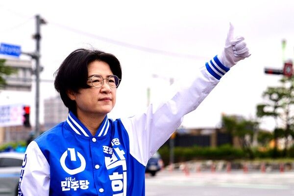 더불어민주당 박희정 포항시장 후보가 승리를 다짐하는 '엄지척'을 해 보이고 있다. / 사진=박희정 포항시장 후보 캠프