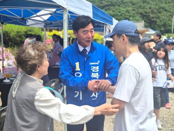 시민들을 만나 인사 하는&nbsp;오중기 후보 / 사진=오중기 경북도지사 후보 캠프