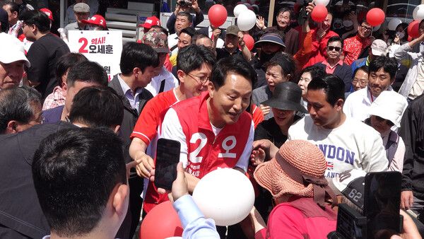 23일 강서구 까치산시장에서 상인과 인사를 나누는 오세훈 국민의힘 서울시장 후보.[사진=폴리뉴스]