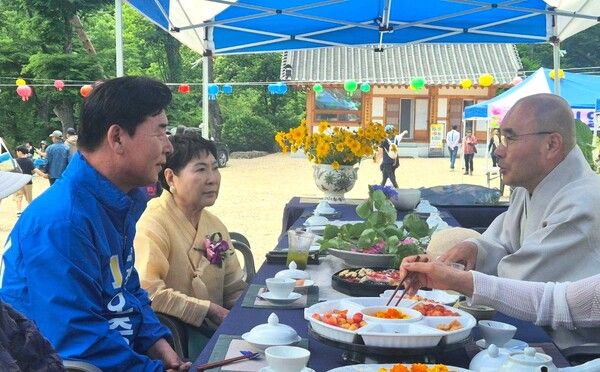 오중기 더불어민주당 경북도지사 후보가 24일 부처님오신날을 맞아 포항지역 사찰을 방문해 환담을 나누고 있다. / 사진=오중기 경북도지사 후보 캠프