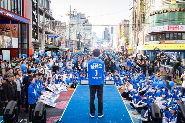 정원오 민주당 서울시장 후보가 23일 마포구 홍대 앞 거리에서 집중 유세를 갖고 있다.[사진=정원오 후보 캠프]