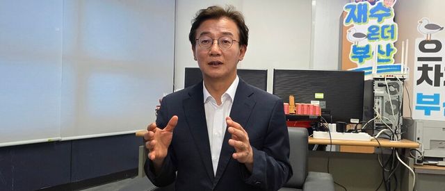 24일 오후 전재수 부산시장 후보가 선거사무소에서 열린 합동 인터뷰에서 해양수산부 이전과 해사전문법원 설치, 해운 대기업 본사 이전 등을 포함한 '해양수도 부산' 전략을 밝히고 있다.[사진=한창기 기자]