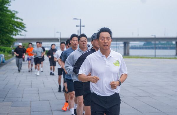 오세훈 국민의힘 서울시장 후보가 23일 서울 여의도 한강변에서 러닝으로 선거운동을 시작했다.[사진=오세훈 후보 캠프]