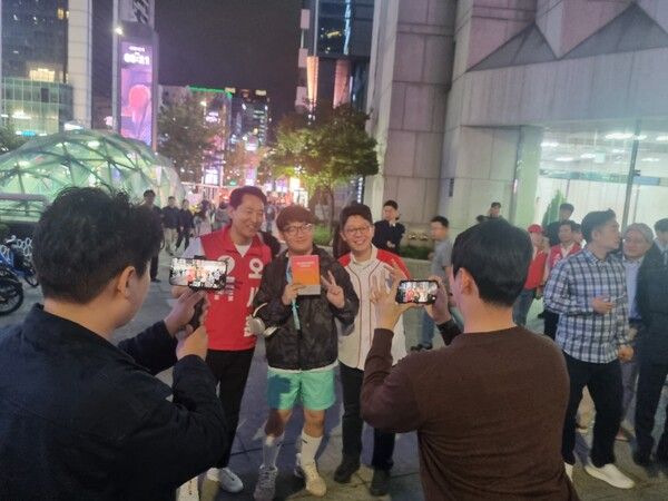 국민의힘 오세훈 서울시장 후보가 22일 강남역을 순회하며 지지자들과 사진을 찍고 있다. [사진=김민주 기자]