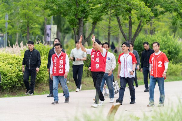 23일 성동구 서울숲에서 시민들과 함께 걷는 오세훈 국민의힘 서울시장 후보.[사진=오세훈 캠프 제공]