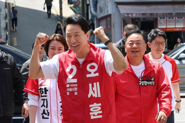 오세훈 국민의힘 서울시장 후보가 23일 서울 강서구 까치산시장 유세에서 지지를 호소하고 있다.[사진=오세훈 후보 캠프]