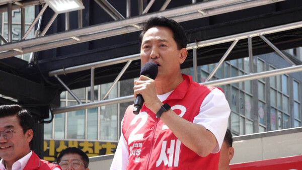 오세훈 국민의힘 서울시장 후보가 23일 서울 강서구 까치산시장에서 지지를 호소하고 있다.[사진=폴리뉴스]