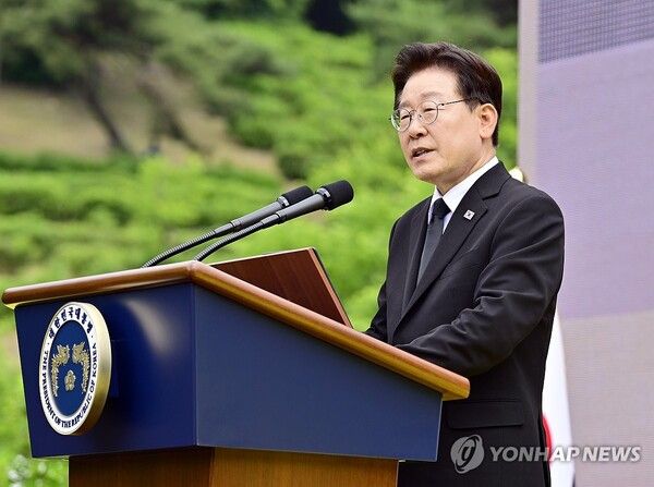 이재명 대통령이 23일 오후 경남 김해시 진영읍 봉하마을에서 열린 노무현 전 대통령 17주기 추도식에서 추도사하고 있다.[사진=연합뉴스]