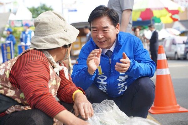 전통시장을 찾은&nbsp;오중기 후보 / 사진=오중기 경북도지사 후보 캠프