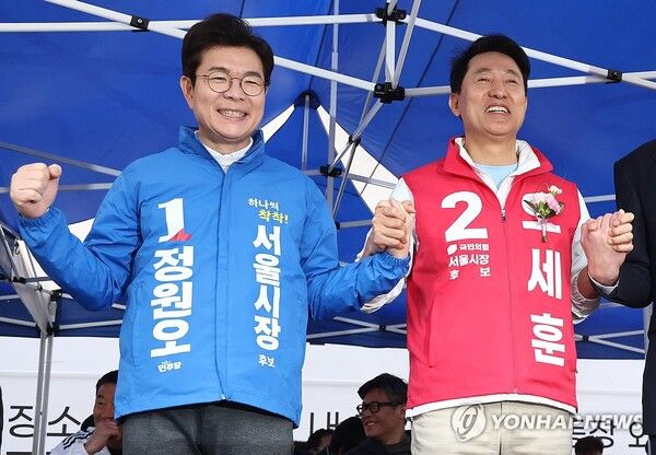 더불어민주당 정원오 서울시장 후보(왼쪽), 국민의힘 오세훈 서울시장 후보가 3일 서울 효창운동장에서 열린 서울특별시장기 축구대회 개회식에 참석해 기념촬영을 하고 있다. 2026.5.3 [사진=연합뉴스]