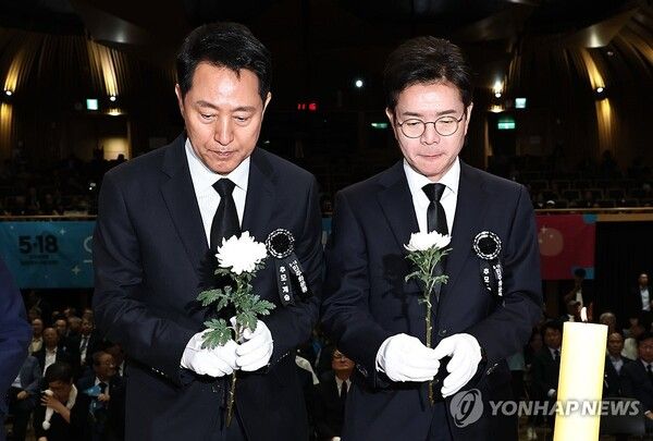 더불어민주당 정원오 서울시장 후보(오른쪽부터), 국민의힘 오세훈 서울시장 후보가 18일 서울시청 본관에서 열린 5ㆍ18민주화운동 제46주년 서울기념식에서 헌화하고 있다. 2026.5.18 [사진=연합뉴스]