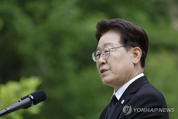 이재명 대통령이 23일 경남 김해 봉하마을에서 열린 고 노무현 전 대통령 서거 17주기 추도식에서 추도사를 하고 있다.[사진=연합뉴스]