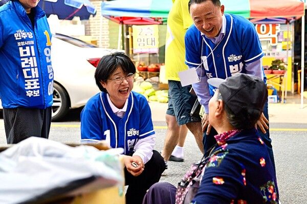 오천시장에서 만난 상인과 담소를 나누고 있는&nbsp;박희정 포항시장 후보 / 사진=박희정 포항시장 후보 캠프
