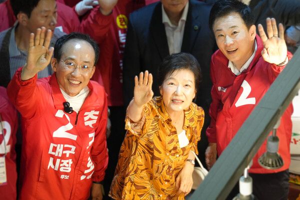 박근혜 전 대통령이 23일 대구 칠성시장에서 추경호 국민의힘 대구시장 후보(左)와 유영하 국민의힘 의원(右)과 함께 시민들에게 인사하고 있다.[사진=추경호 후보 캠프]