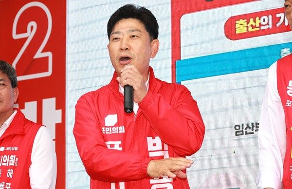 국민의힘&nbsp;박용선 포항시장 후보가 여성·가족 관련 공약을 발표하고 있다. / 사진=박용선 포항시장 후보 캠프