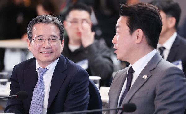 강훈식 대통령비서실장과&nbsp;김용범&nbsp;정책실장이 13일 호텔현대 바이 라한 울산에서 열린 이재명 대통령 주재 K-조선 미래비전 간담회에서 대화하고 있다. [사진=연합뉴스]