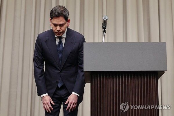정용진 신세계그룹 회장이 26일 서울 강남구 조선팰리스 호텔에서 스타벅스의 '탱크데이' 논란과 관련해 대국민 사과를 하고 있다.[사진=연합뉴스]