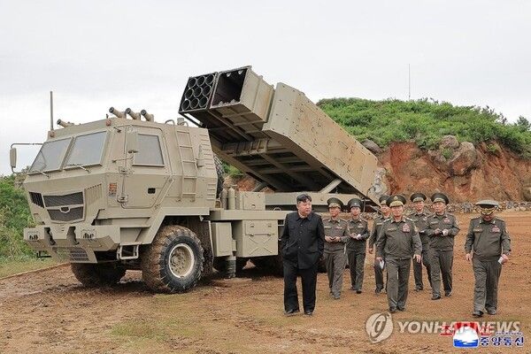 김정은 국무위원장이 지난 26일 국방과학원이 개발한 경량급 다용도 미사일 발사체계와 다연장 전술순항미사일 무기체계 시험을 참관했다고 조선중앙통신이 27일 보도했다 [사진=연합뉴스]