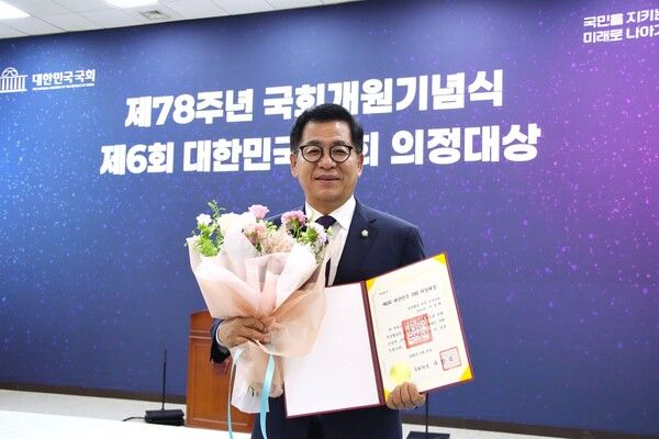 국민의힘 이상휘 의원이 27일 국회에서 열린 '제6회 대한민국 국회 의정대상'시상식에서 '입법활동 부문 의정대상'을 수상했다. / 사진=이상휘국회의원실