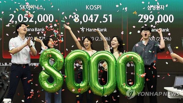 26일 코스피는 전 거래일 대비 199.80포인트(2.55%) 오른 8,047.51에 장을 마쳤다. [사진=연합뉴스]