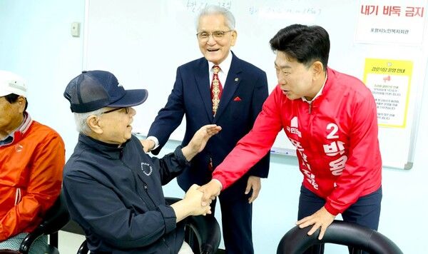 포항시노인복지회관을 방문한&nbsp;국민의힘 박용선 포항시장 후보 / 사진=박용선 포항시장 후보 캠프