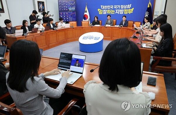 더불어민주당 조승래 총괄선거대책본부장이 27일 국회에서 6·3지방선거 관련 기자간담회를 하고 있다. 2026.5.27 [사진=연합뉴스]