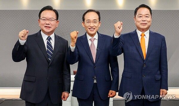 26일 대구 수성구 대구MBC에서 열린 제9회 전국동시지방선거 대구시장 후보자 토론회에서 후보자들이 시작에 앞서 기념 촬영을 하고 있다. 왼쪽부터 더불어민주당 김부겸, 국민의힘 추경호, 개혁신당 이수찬 후보.[사진=연합뉴스]