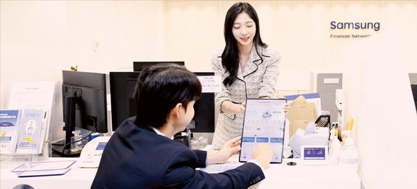 삼성생명의 한 고객이 지점 창구에서 태블릿 PC를 이용해 직접 서류를 작성하고 있다. [사진=삼성생명]