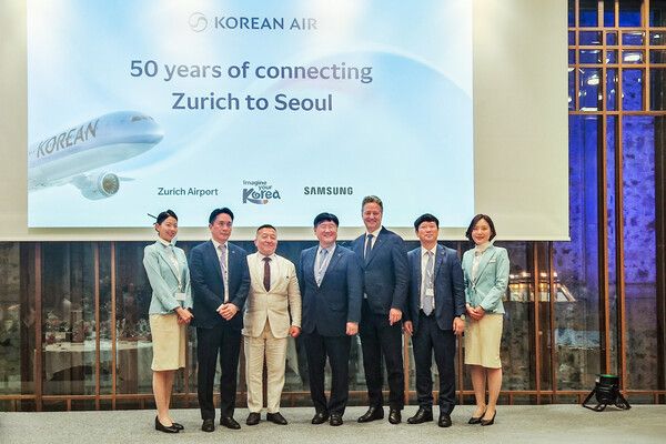대한항공은 27일(현지시간) 스위스 취리히 비더 호텔(Widder Hotel Zurich)에서 취리히 노선 취항 50주년 기념 행사를 개최했다. 행사에 참여한 최정호 대한항공 영업 총괄 부사장(가운데), 이석우 대한항공 여객영업부 담당 상무(오른쪽에서 두번째), 신우식 주스위스 대한민국 대사 대리(왼쪽에서 세번째), 스테판 그로스(Stefan Gross) 취리히 공항 최고책임자(오른쪽에서 세번째) 등 주요 관계자들이 기념사진을 촬영하고 있다. [사진=대한항공]