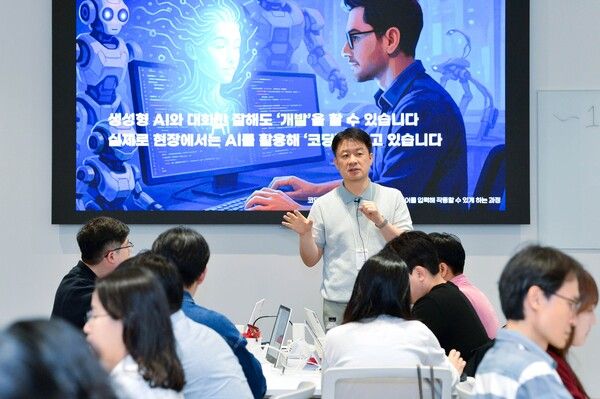 LG화학 임직원들이 AI 활용 교육에 참여하고 있다. [사진=LG화학]
