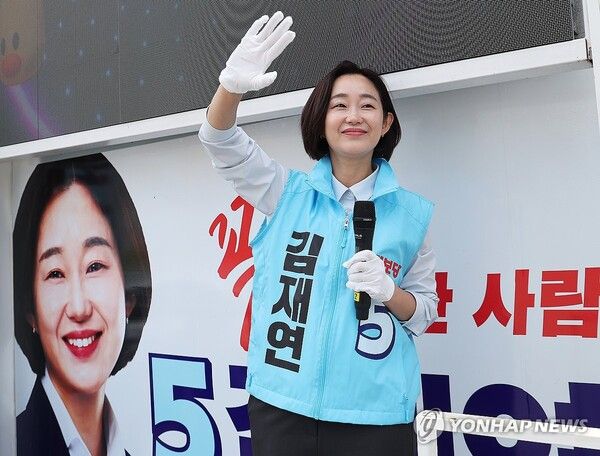 경기 평택을 국회의원 재선거에 출마한 진보당 김재연 후보가 25일 경기도 평택시 안중읍 안중오거리에서 지지를 호소하고 있다. 2026.5.25 [사진=연합뉴스]