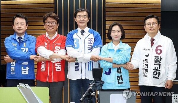 경기 평택을에 출마하는 국회의원 후보자들이 27일 서울 양천구 목동 CBS에서 열린 박재홍의 한판승부 에서 기념 촬영을 하고 있다. 왼쪽부터 더불어민주당 김용남, 국민의힘 유의동, 조국혁신당 조국, 진보당 김재연, 자유와혁신 황교안 후보. 2026.5.27 [노컷뉴스 제공. 재판매 및 DB금지]