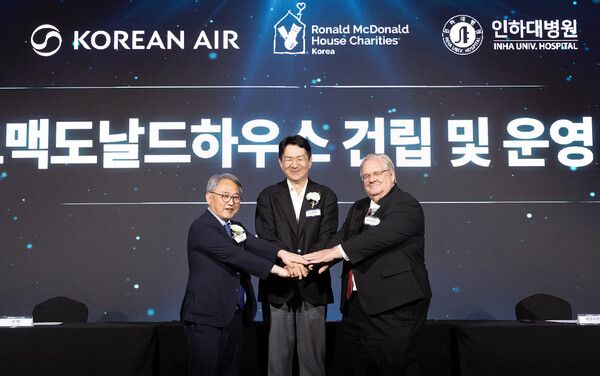 협약식에 참석한 조원태 한진그룹 회장(가운데), 이택 인하대병원 원장(왼쪽), 제프리 존스 한국로날드맥도날드하우스(RMHC Korea) 회장(오른쪽)이 기념사진을 촬영하고 있다. [사진=대한항공]