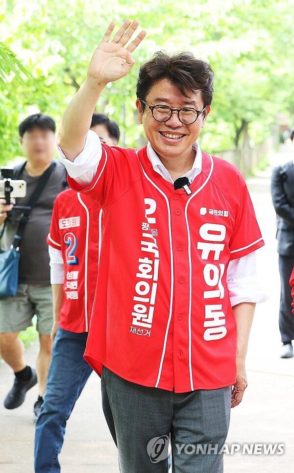 경기 평택을 국회의원 재선거에 출마한 국민의힘 유의동 후보가 25일 경기도 평택시 고덕면 소풍공원에서 시민들에게 인사하고 있다. 2026.5.25 [사진=연합뉴스]