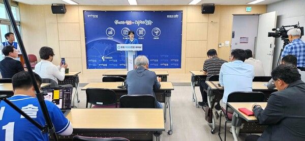 더불어민주당 박희정 포항시장 후보의 28일 기자회견 모습