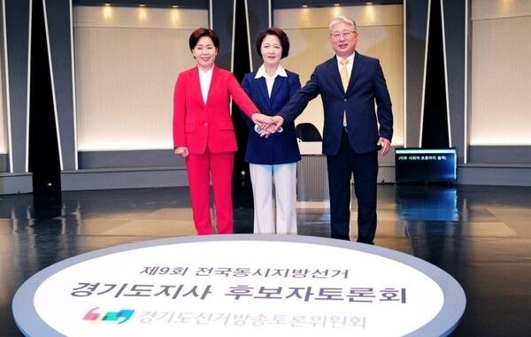 27일 KBS에서 중앙선거방송토론위원회 주관으로 열린 경기도지사 후보자 TV토론회에서 추미애·양향자·조응천 후보가 경제·교통 공약과 자질 검증을 하기 앞서 단체 사진 촬영을 하고 있다. [조응천 캠프 제공. 재판매 및 DB 금지]