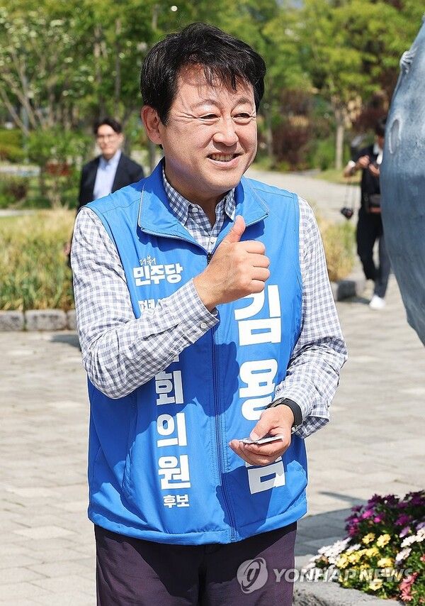 경기 평택을 국회의원 재선거에 출마한 더불어민주당 김용남 후보가 25일 경기도 평택시 오성면 평택농업생태원에서 지지를 호소하고 있다. 2026.5.25 [사진=연합뉴스]