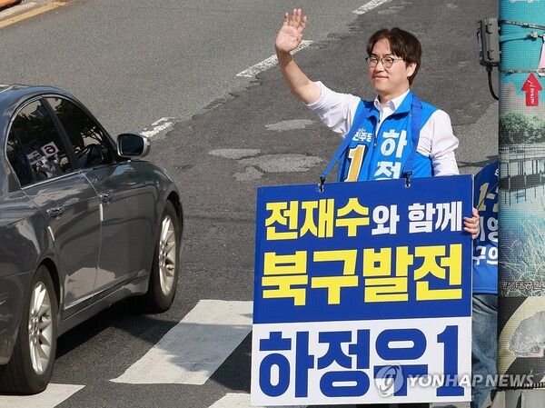 더불어민주당 하정우 부산 북갑 국회의원 보궐선거 후보가 25일 부산 북구 구포대교 사거리에서 피켓 유세를 하며 지지를 호소하고 있다.[사진=연합뉴스]
