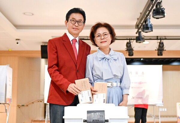 이철우 경상북도지사 후보가 사전투표 첫날인 29일 부인 김재덕 여사와 함께 소중한 한 표를 행사하고 있다. / 사진=이철우 경상북도지사 후보 캠프